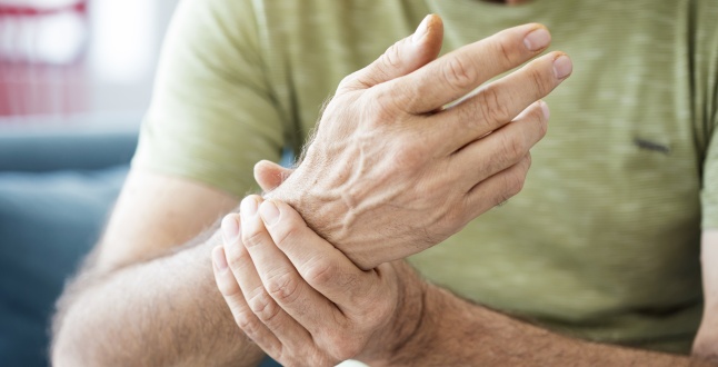umflarea mâinilor cu artrită reumatoidă)