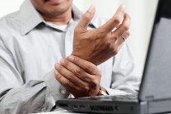 tratați bolile articulare durere la mâini cu artrită