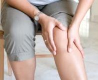 apăsând durere la genunchi după accidentare)