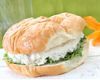 Sandwich rapid cu salata si ou