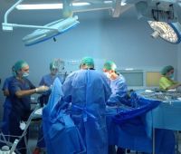 Spitalul OncoFort, cea mai mare investitie medicala din anul 2013, a fost inaugurat cu o operatie in premiera pentru Romania 