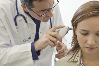 Durerea la ureche și sunetul poate fi un semn al disfuncției TMJ