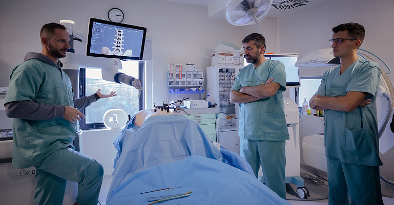 Spitalul MedLife Humanitas din Cluj a testat si se pregateste sa implementeze cea mai performanta tehnologie robotica din lume folosita in chirurgia spinala