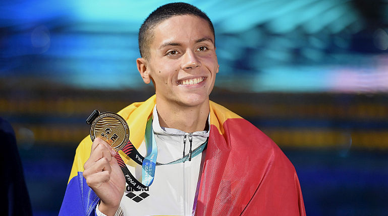 Gest deosebit al lui David Popovici. Multiplul campion la natatie a donat medalia de la Mondiale in semn de speranta pentru copiii bolnavi de cancer 