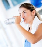Beneficiile consumului de apă cu lămâie