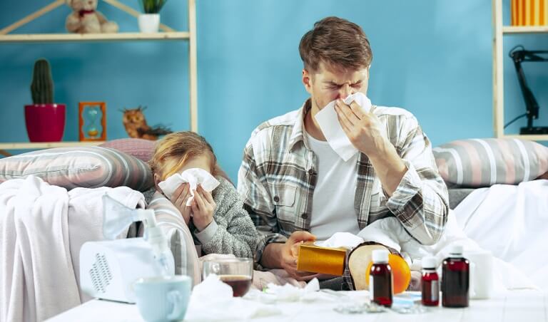 Gripa si virozele sezoniere: cum sa ii protejezi pe cei din jur, daca suferi de o infectie virala
