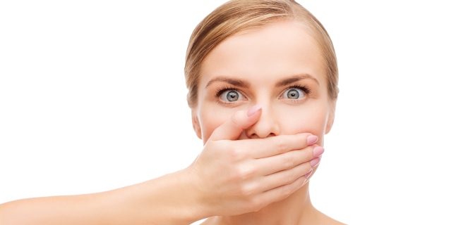 Halena (halitoza) sau respirația urât mirositoare: care sunt cauzele?