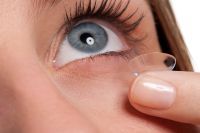 Lentilele de contact ar putea duce la orbire