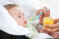 Copiii hraniti cu mancare din comert pentru bebelusi risca sa devina obezi 