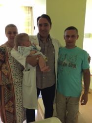Bebelus de 9 luni diagnosticat cu o malformatie congenitala cerebrala extrem de rara a fost operat cu succes la Spitalul European Polisano