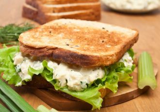Sandwich rapid cu salata si ou