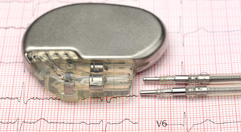Stimulatoarele cardiace si defibrilatoarele salveaza vieti in moduri diferite