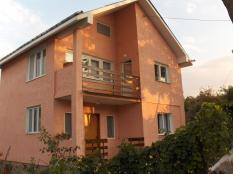 casa facuta din chirpici cu stalpi din beton in Pascani