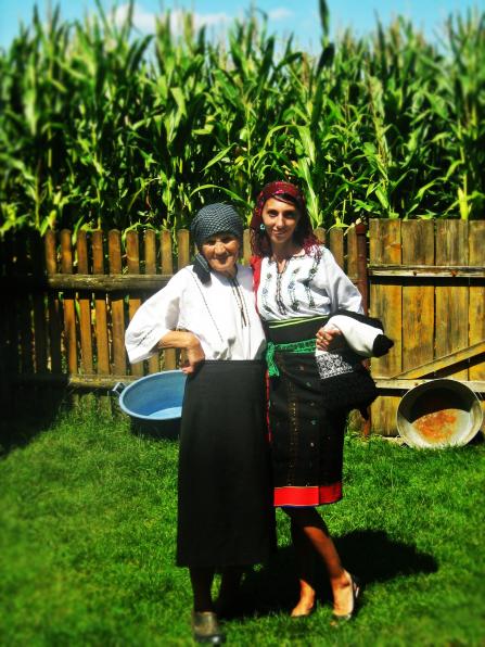 eu in costum national alaturi de bunica