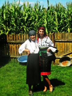 eu in costum national alaturi de bunica